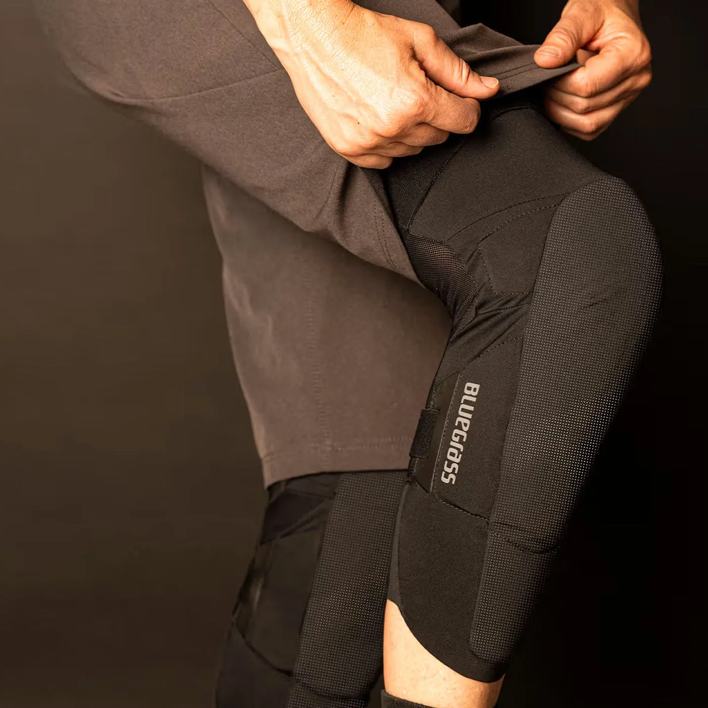 Bluegrass Aura Core knee guard - Black