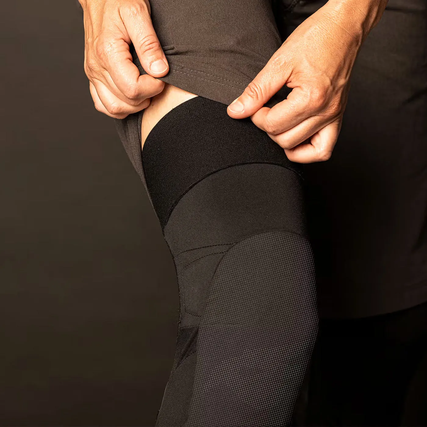 Bluegrass Aura Core knee guard - Black