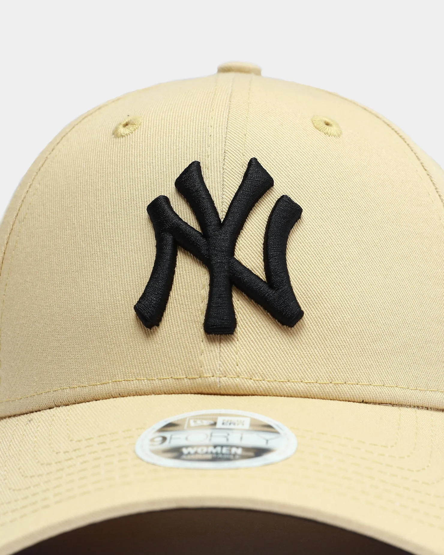 New Era Women's New York Yankees 9FORTY Snapback Vegas Gold